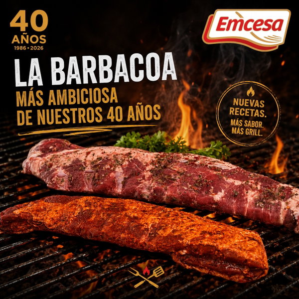 Tiras de carne a la parrilla con especias y llamas en primer plano, con el logo Emcesa en la esquina superior derecha.