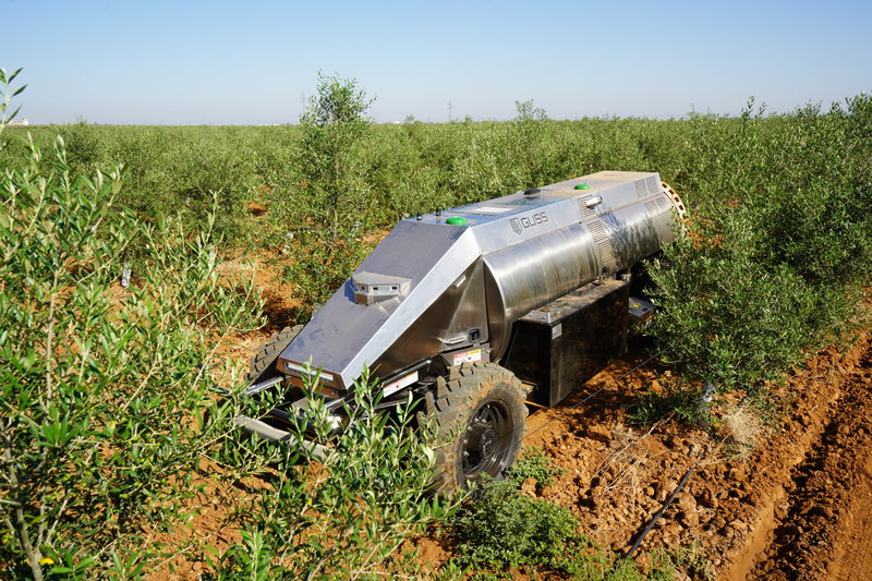 Acesur prueba el pulverizador autónomo GUSS, que permite reducir hasta un 50% el consumo de tratamientos y del agua empleada en su aplicación en el olivar