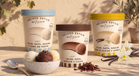Tarrinas de helado estilo artesano con sabores vainilla, chocolate y nata, y bol con tres bolas sobre mesa.