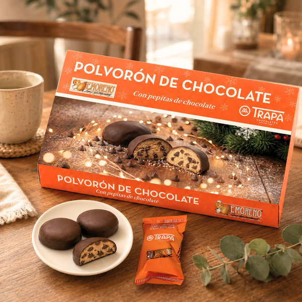 Polvorón de chocolate Trapa y emoreno en caja naranja, con polvorones bañados en chocolate en un plato y uno partido.