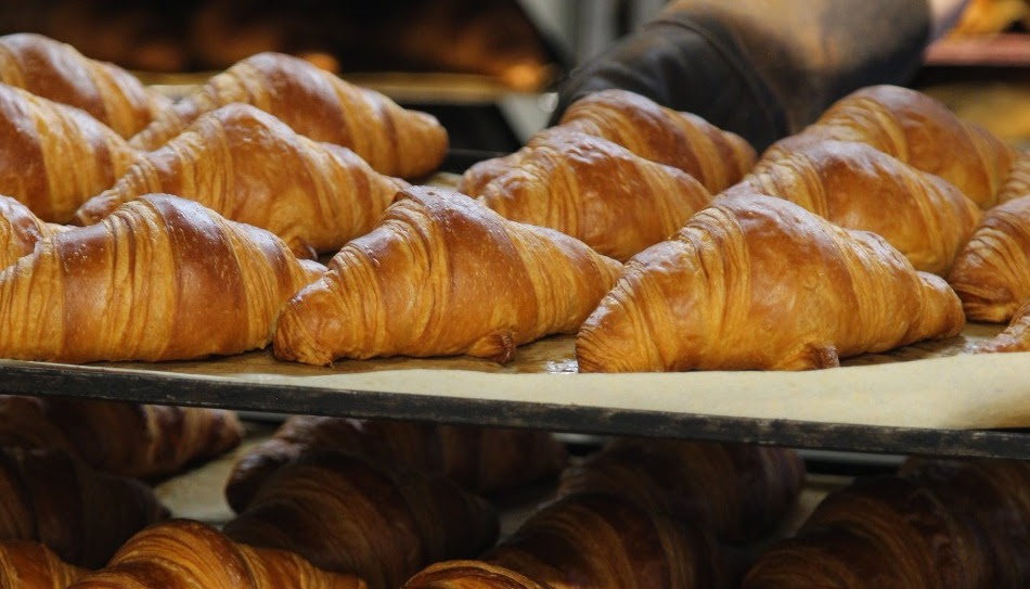 Del croissant al mollete y al chocolate con churros: así desayunan los turistas que visitan Madrid en verano