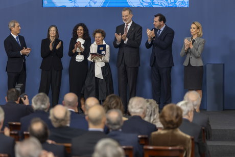El rey Felipe VI junto a una representante de Gullón que muestra la placa del Premio Alimentos de España durante la entrega.