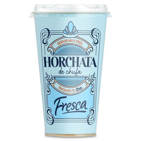 Vaso de horchata de chufa Fresca con tapa y diseño de etiqueta azul que indica servir muy fría.