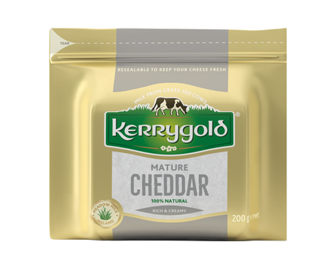 Paquete de queso cheddar curado Kerrygold en envoltorio dorado de 200 g con etiqueta central.