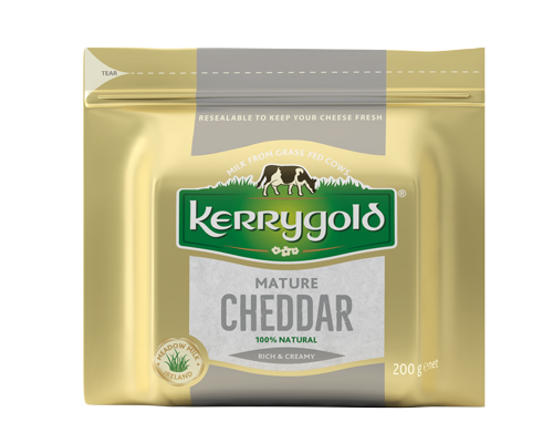 Paquete de queso cheddar curado Kerrygold en envoltorio dorado de 200 g con etiqueta central.