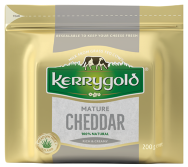 Paquete de queso cheddar curado Kerrygold en envoltorio dorado de 200 g con etiqueta central.