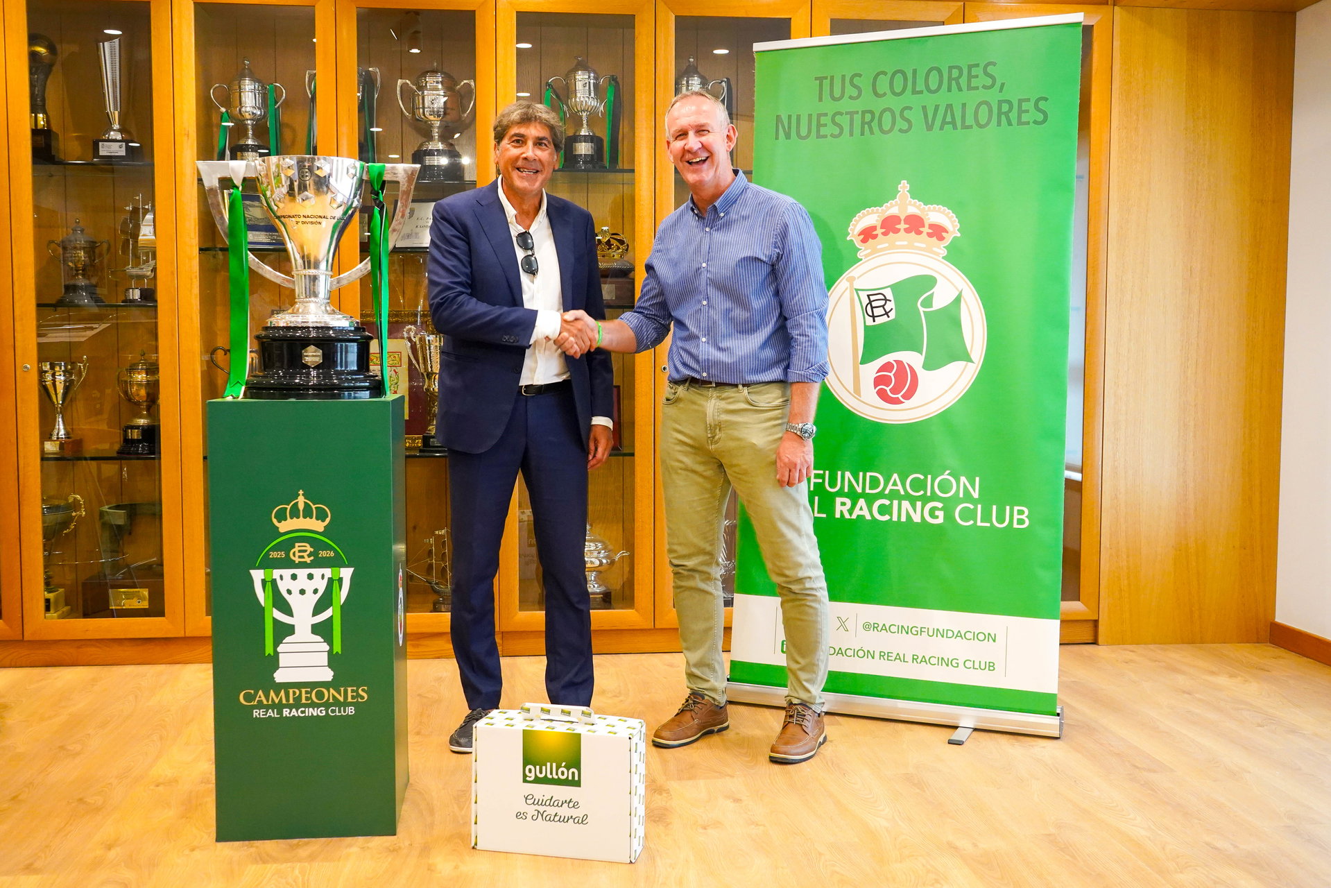 260806 Firma convenio con la Fundación Racing para el gimnasio pediátrico del Hospital de Valdecilla 2-1.jpg