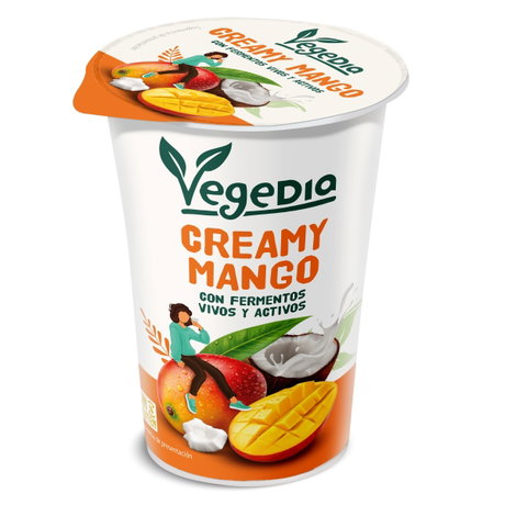 Vaso de yogur cremoso de mango con el logotipo Vegedia e ilustraciones de mango y coco en el envase.
