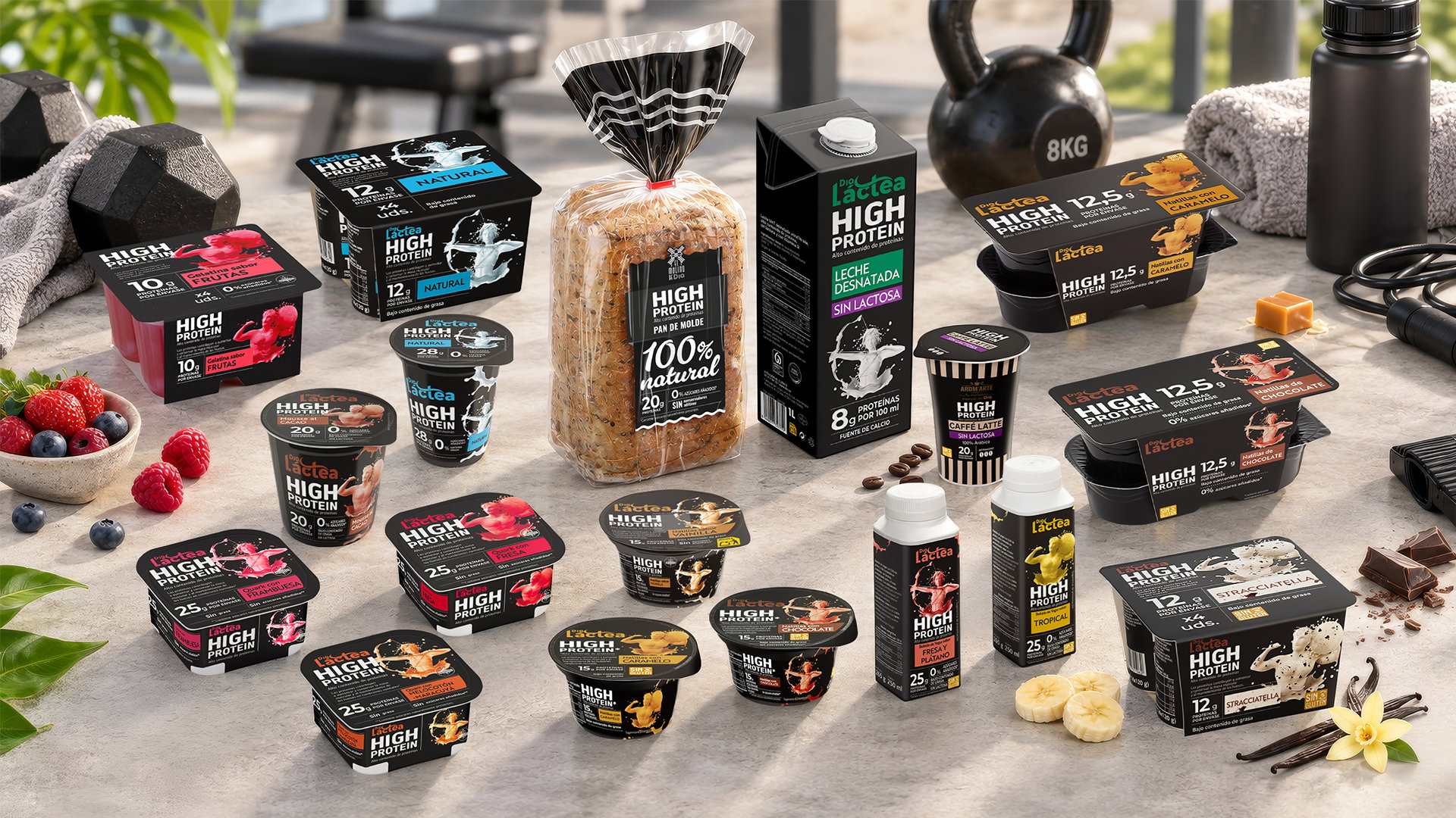 Lineal de productos High Protein de Lactea y Dia España: yogures, bebidas y pan de molde sobre mesa de entrenamiento.