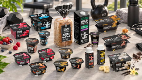 Lineal de productos High Protein de Lactea y Dia España: yogures, bebidas y pan de molde sobre mesa de entrenamiento.
