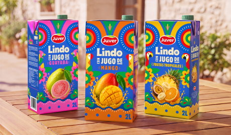 Cartones de zumo Juver Lindo 2L de mango, guayaba y frutas tropicales sobre mesa de madera.
