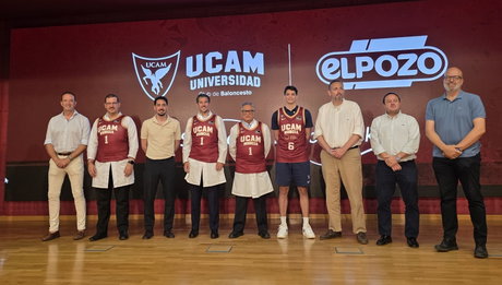 Grupo de directivos y jugadores posando sobre un escenario con camisetas UCAM Murcia, delante de los logos UCAM y ELPOZO.