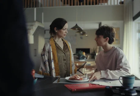 Madre e hijo casa.png