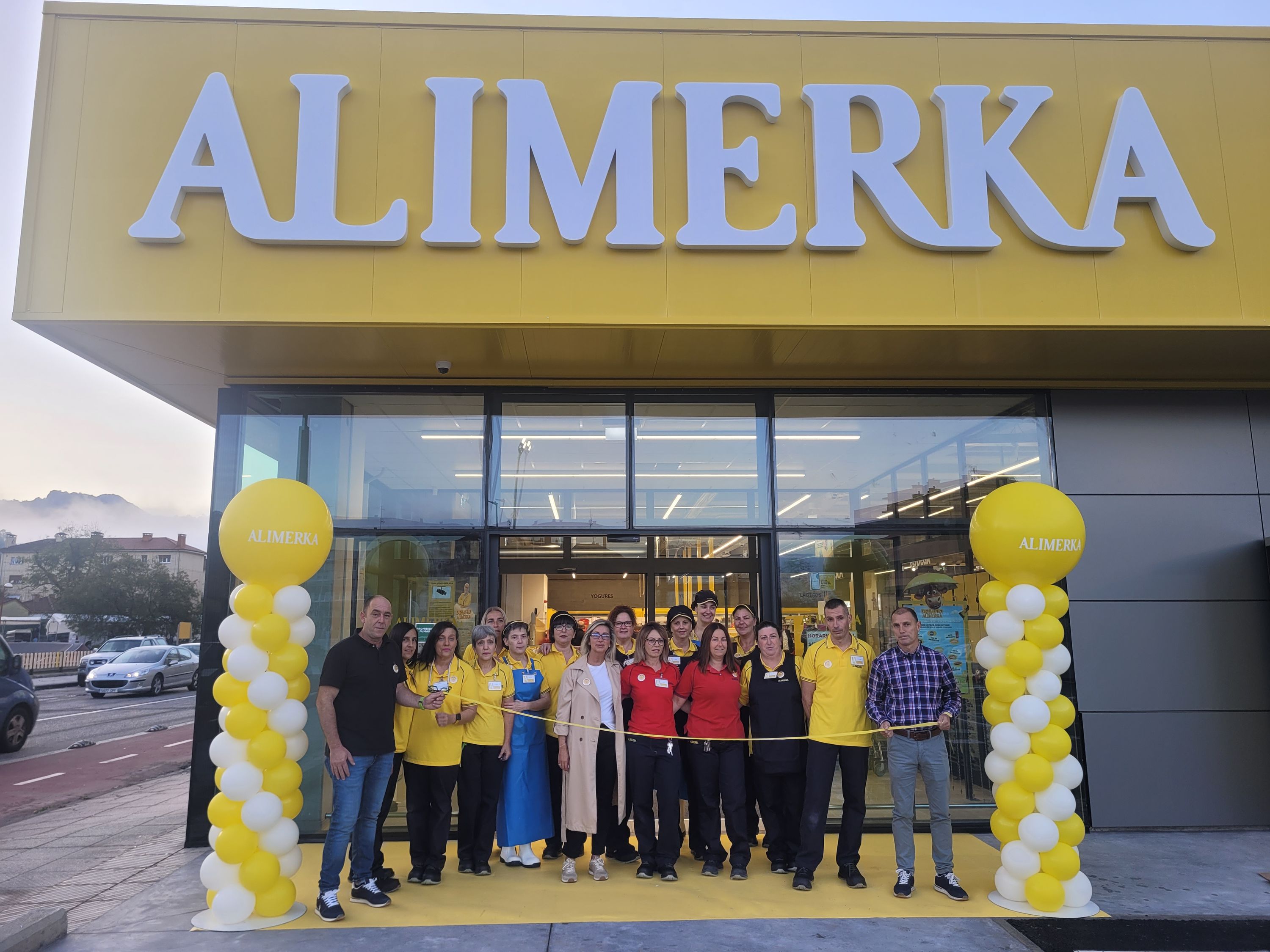 Foto de familia trabajadores del supermercado.jpg