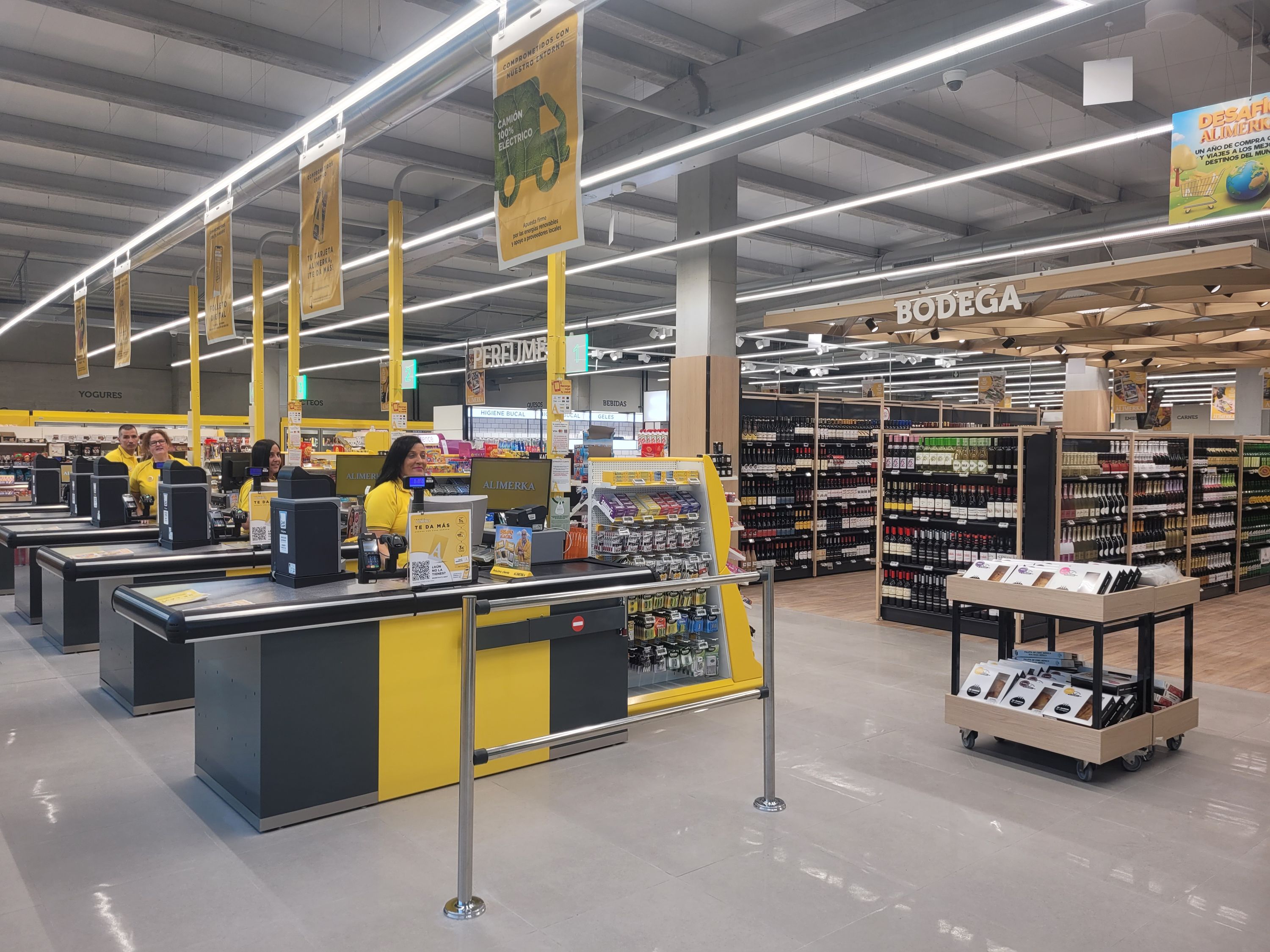 La nueva tienda cuenta con cinco cajas y con una imagen renovada de la bodega y perfumería (1).jpg