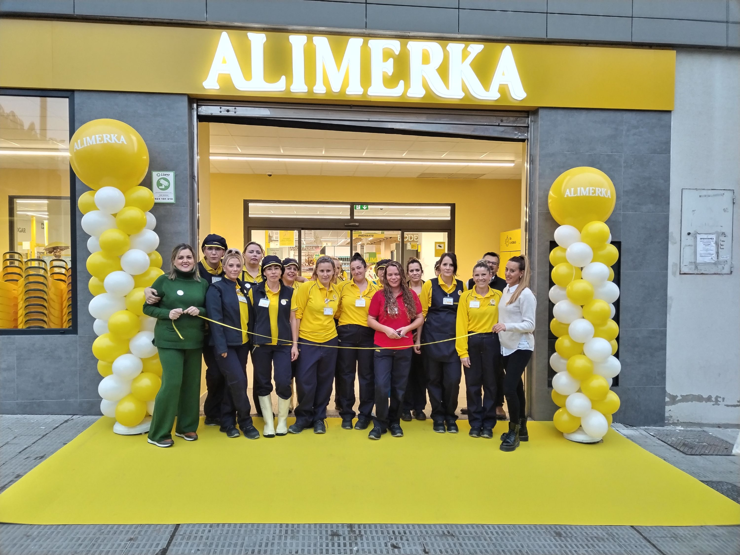 Foto de familia de los empleados del supermercado.jpg