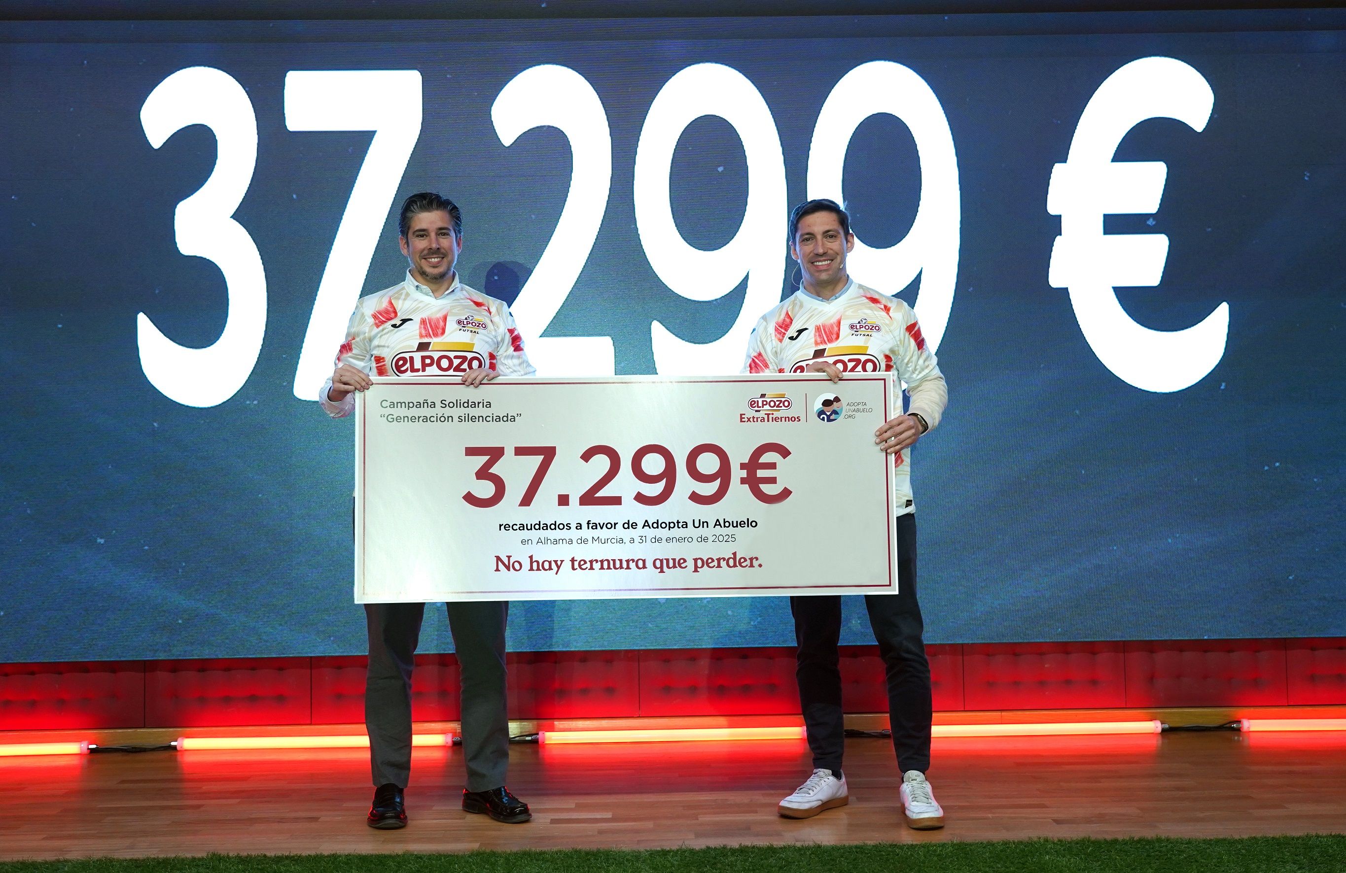 FOTO Entrega del donativo.jpg