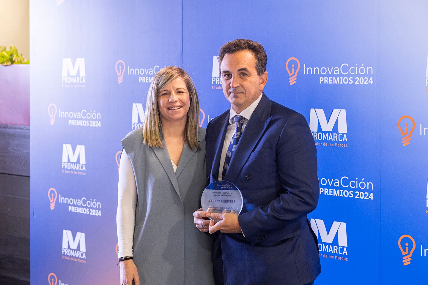 FOTO Rafael Fuertes recibe el premio.jpg