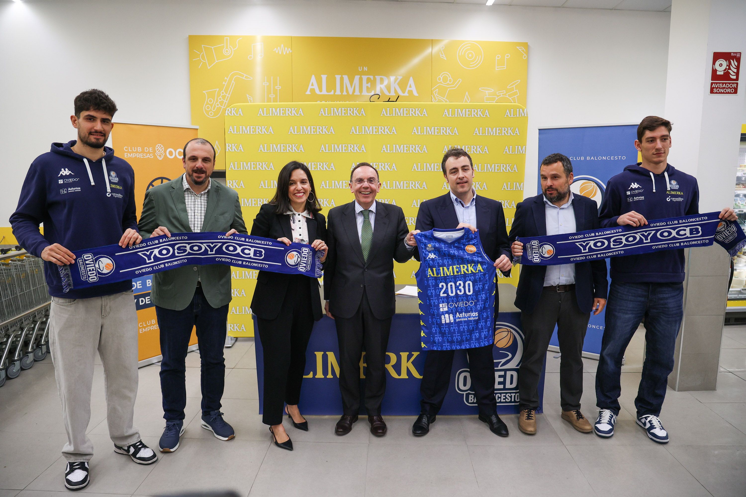 Directivos de ambas entidades y jugadores asistieron a la renovación del acuerdo.jpeg