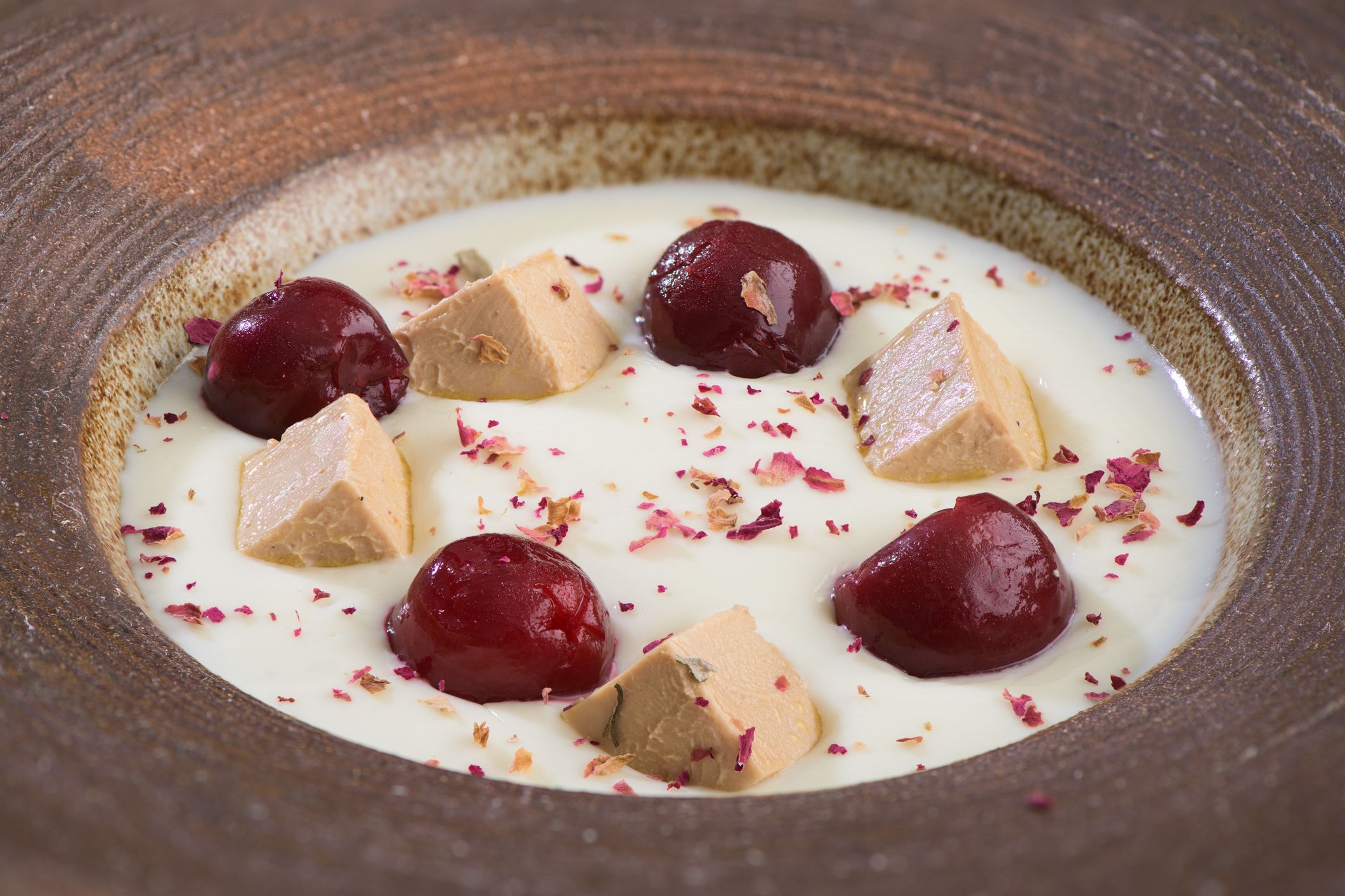 Ajo blanco dados de bloc de foie gras y cerezas.jpg