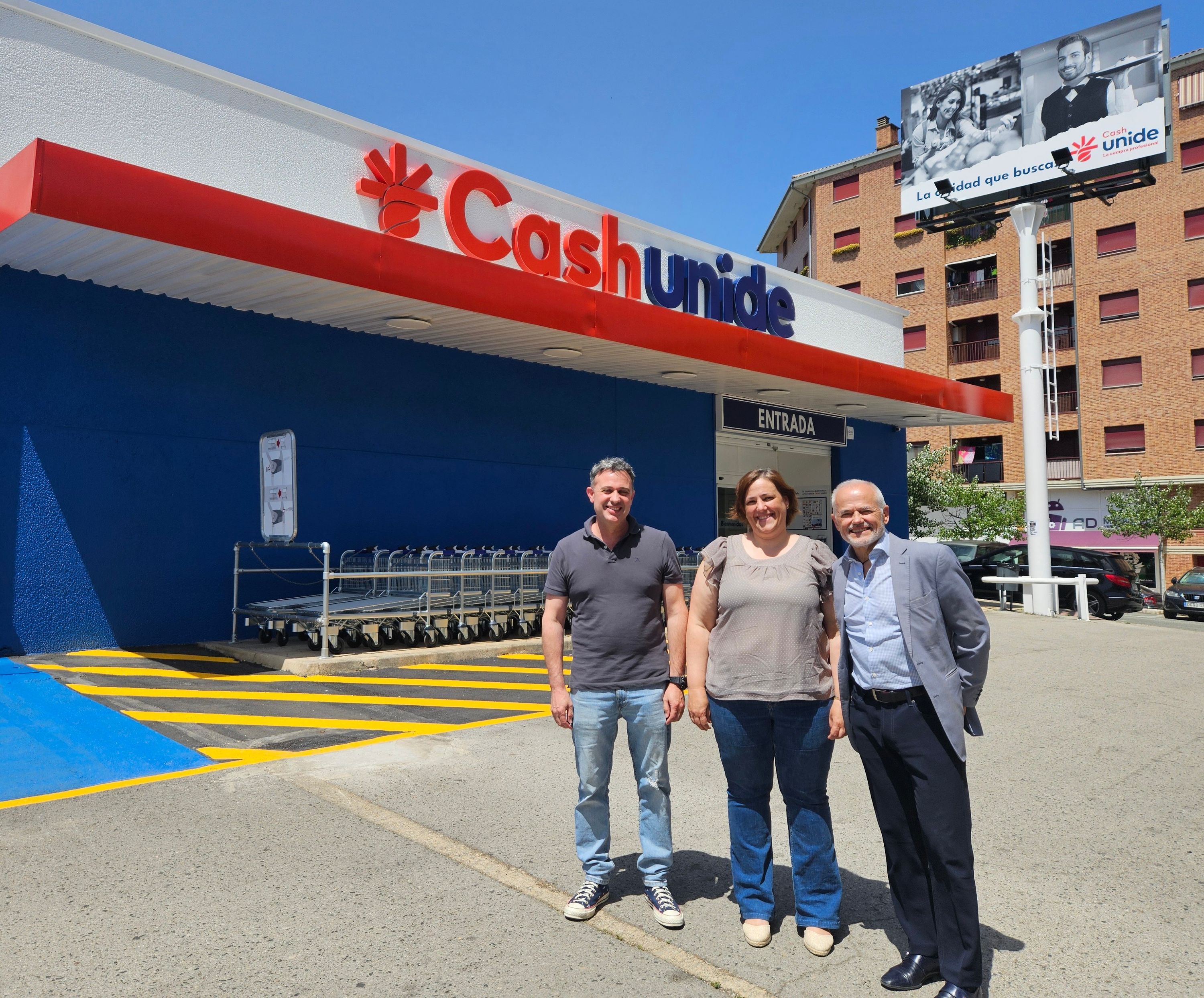 Dña. Marta Ruíz, Alcaldesa del Excmo. Ayuntamiento de Estella visita el nuevo Cash Unide.jpg