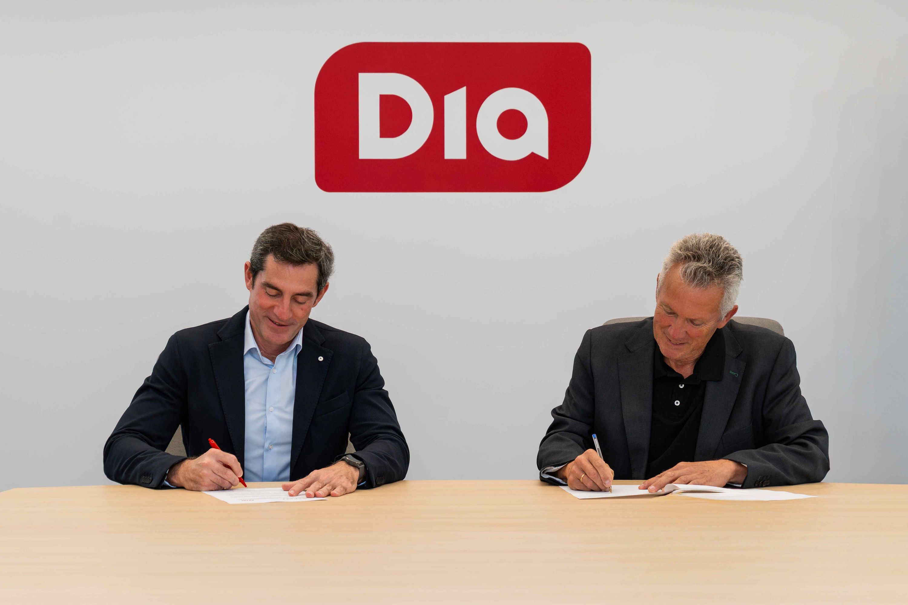 Acuerdo Grupo Dia Fen - Martín Tolcachir y José Manuel Ávila.jpg