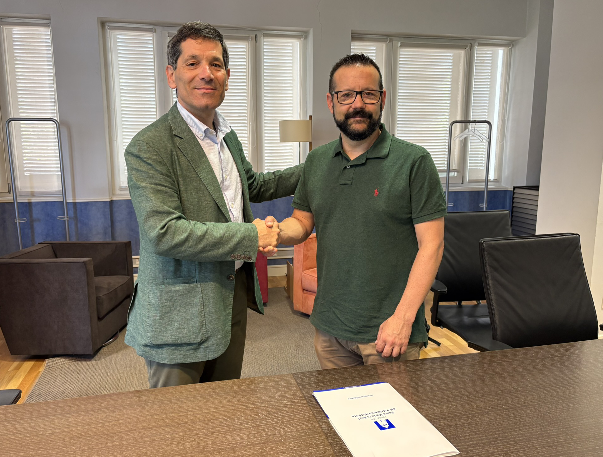 Paco Hevia, director Corporativo de Galletas Gullón, y Álvaro Retortillo, director general de la Fundación Santa María la Real_1.png