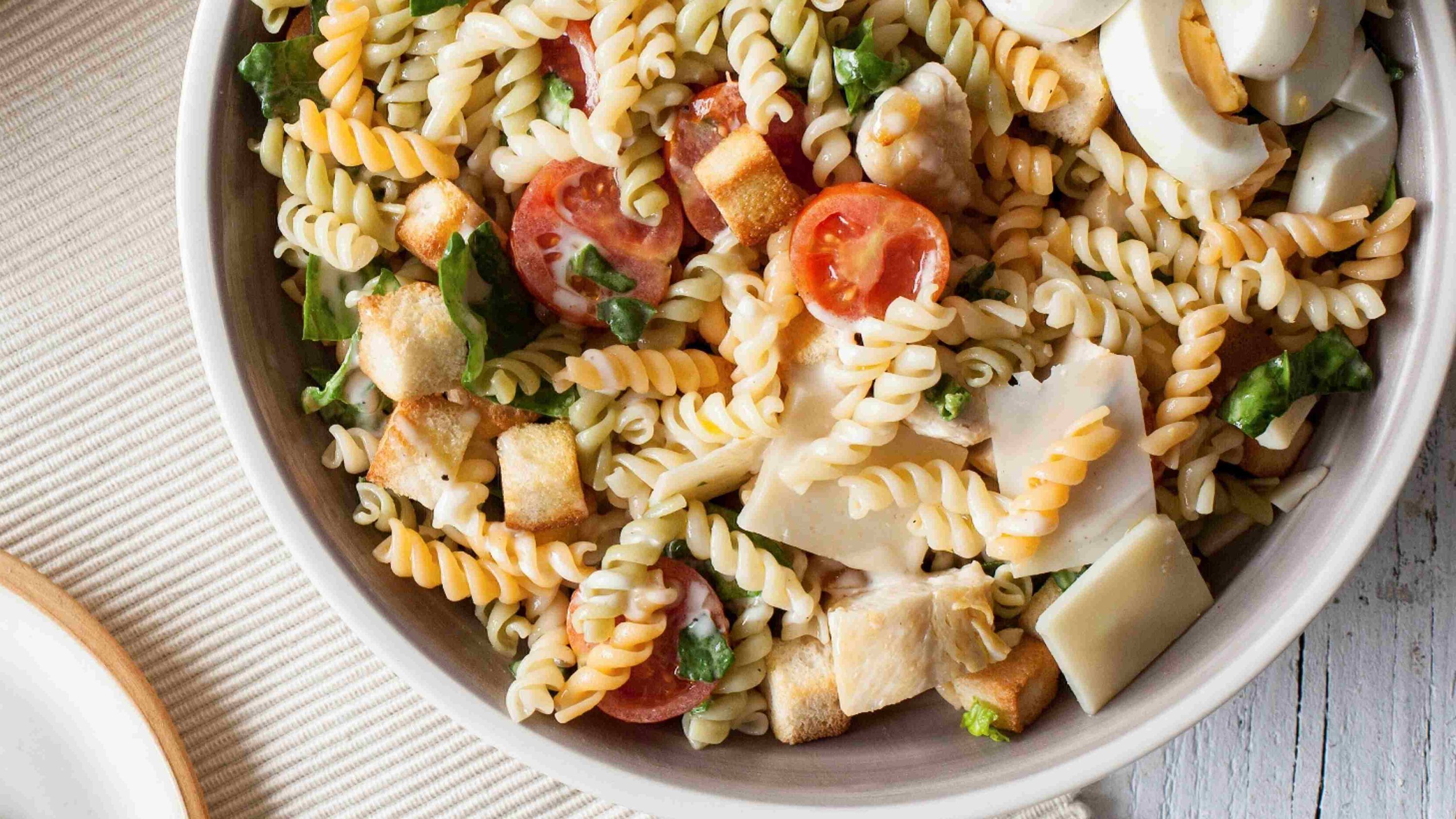 Ensalada Pasta Gallo con huevo y pollo.jpg