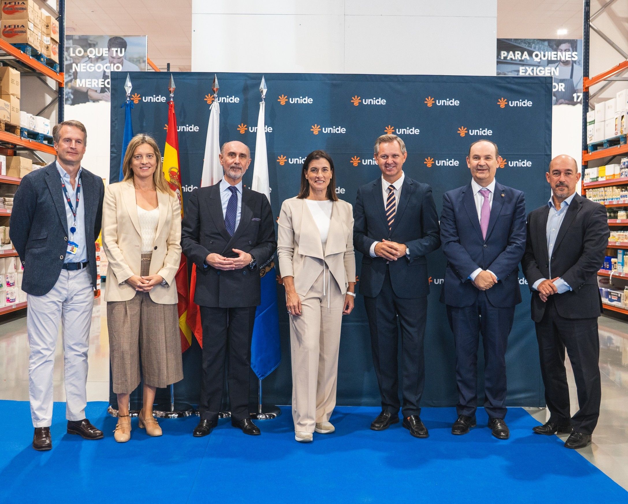 Foto de familia, inauguración Cash Unide en Santander.jpg