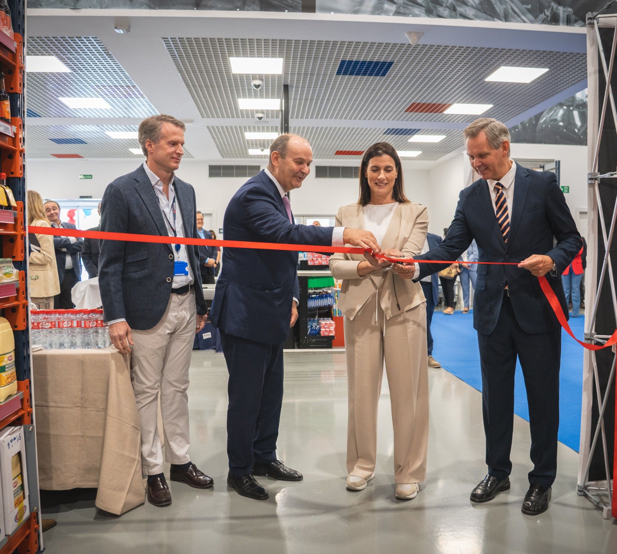 Tradicional corte de cinta inauguración Cash Unide Santander.jpg