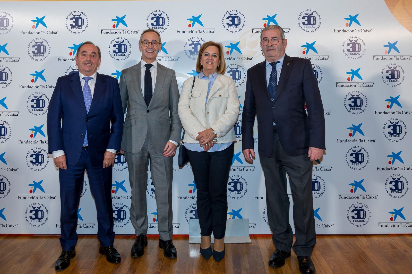 Antonio Blanco acompañado de representantes del Banco de Alimentos de Asturias.jpg