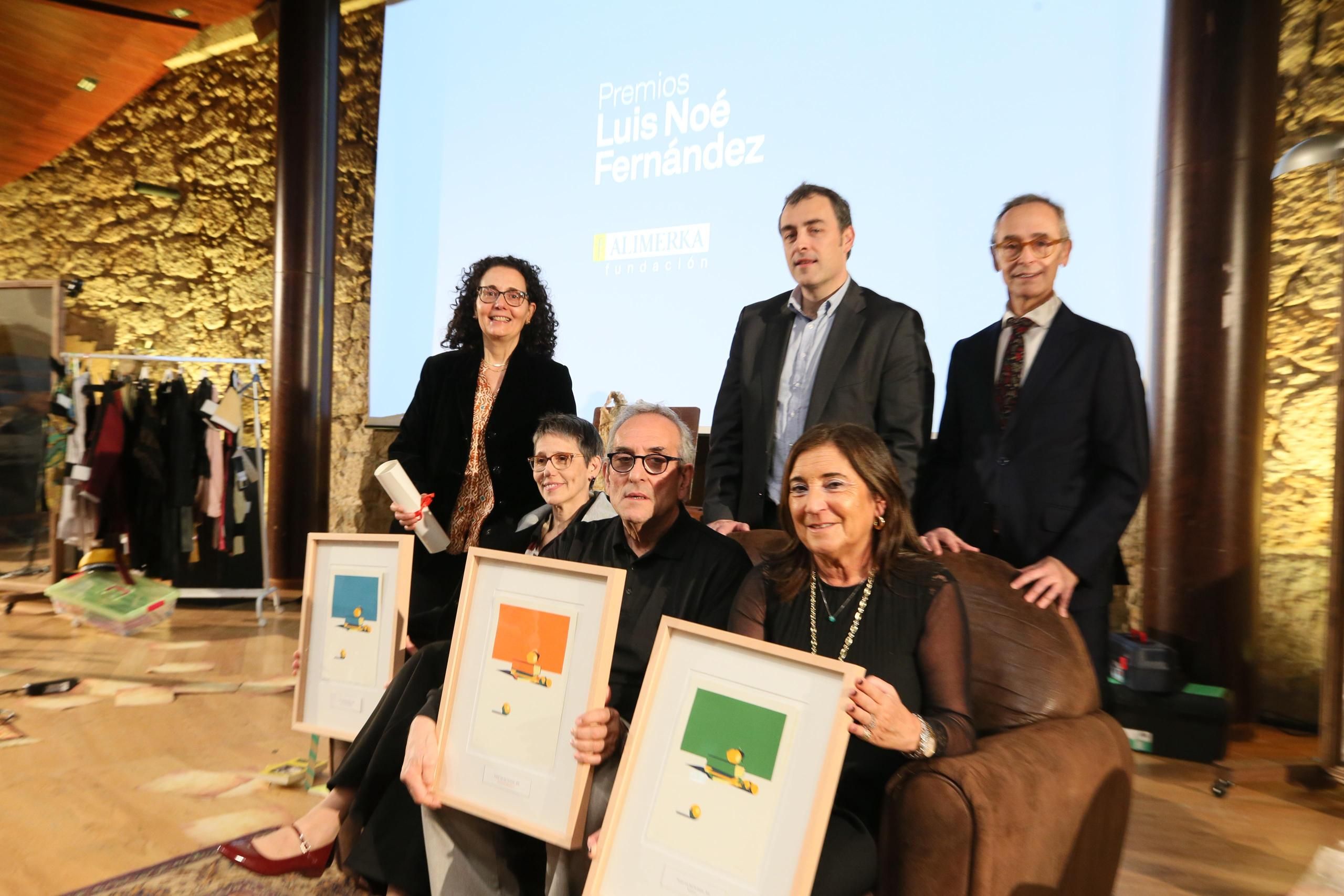 Foto de familia de los premiados XVI Premios Fundación Alimerka con el presidente de Alimerka y el director de Fundación Alimerka.jpg
