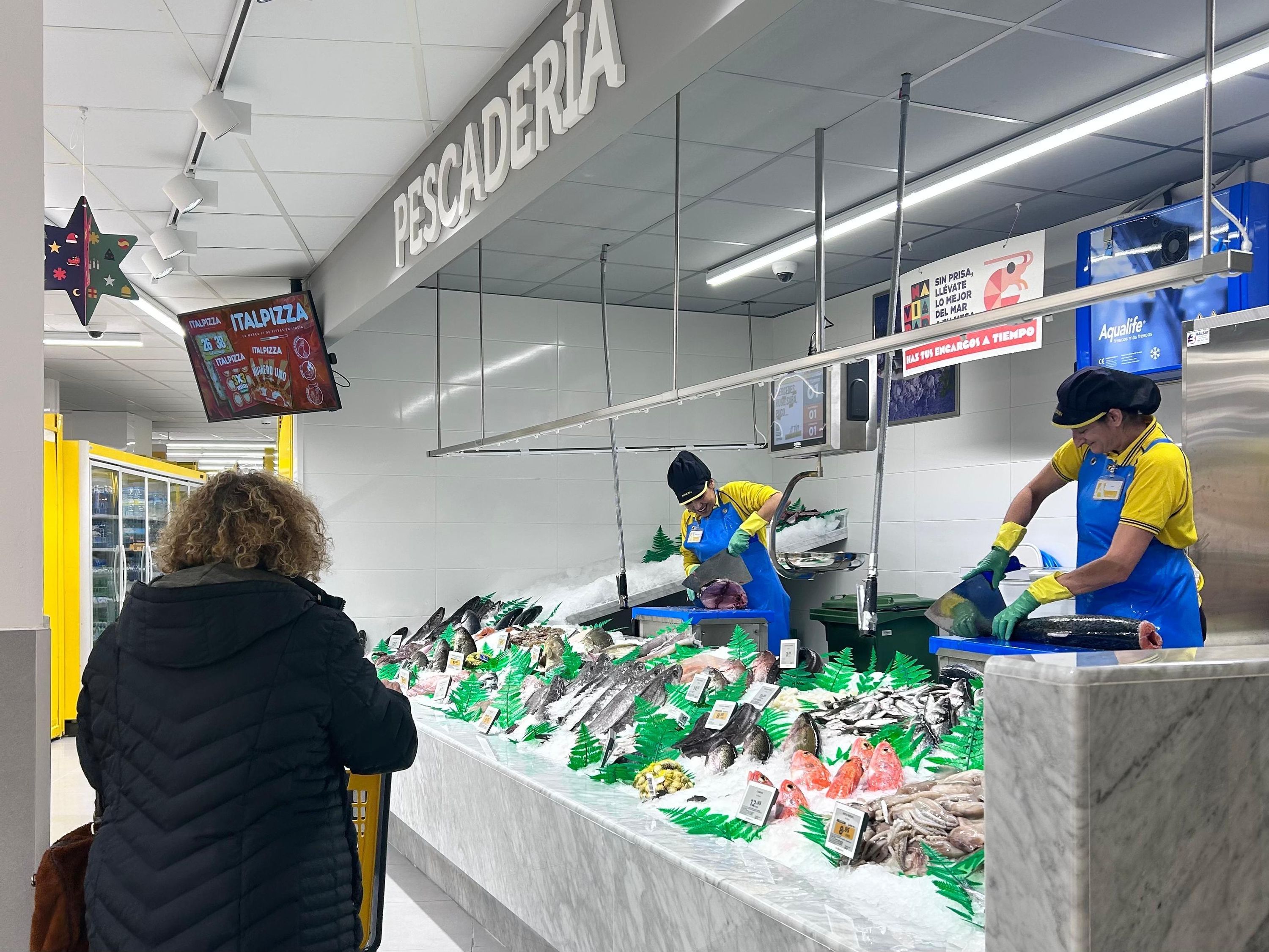 SILLA DEL REY-Se ha renovado el mostrador de pescadería completando la actualización de la sala de ventas.jpg