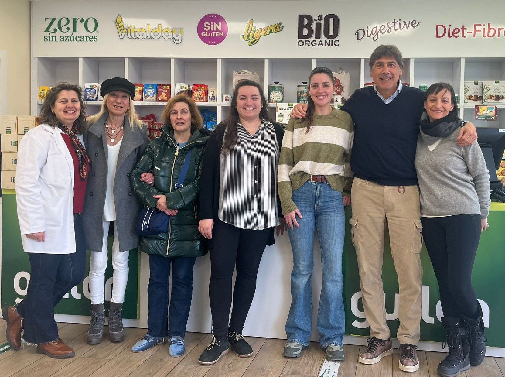 Gullón-Trabajadoras de la tienda-director de Relaciones Institucionales y la responsable del área de Marketing Digital de Galletas Gullón.jpg