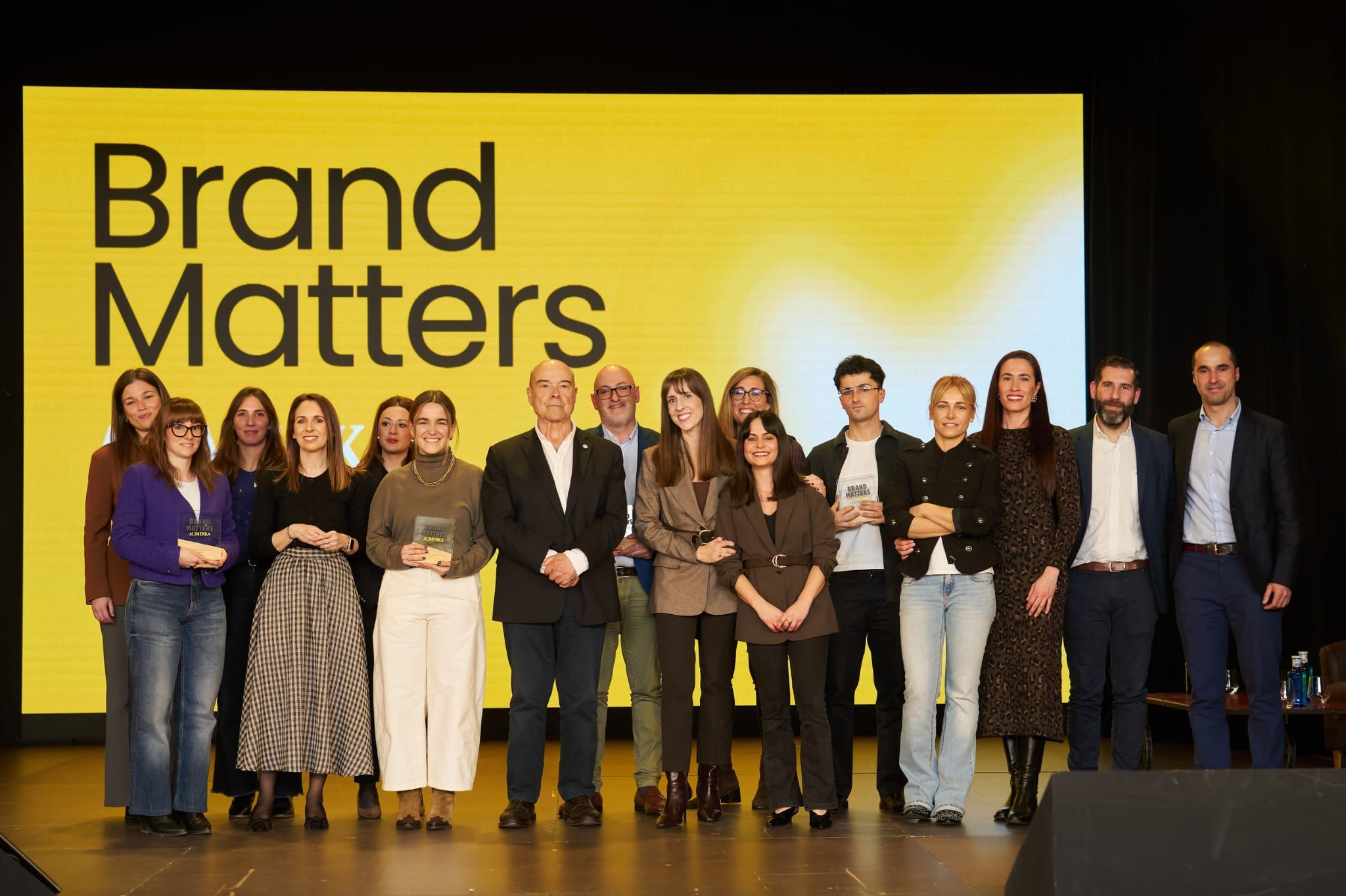 Antonio Resines junto a miembros del equipo Alimerka y representantes de algunos proveedores que participaron en el evento.jpg