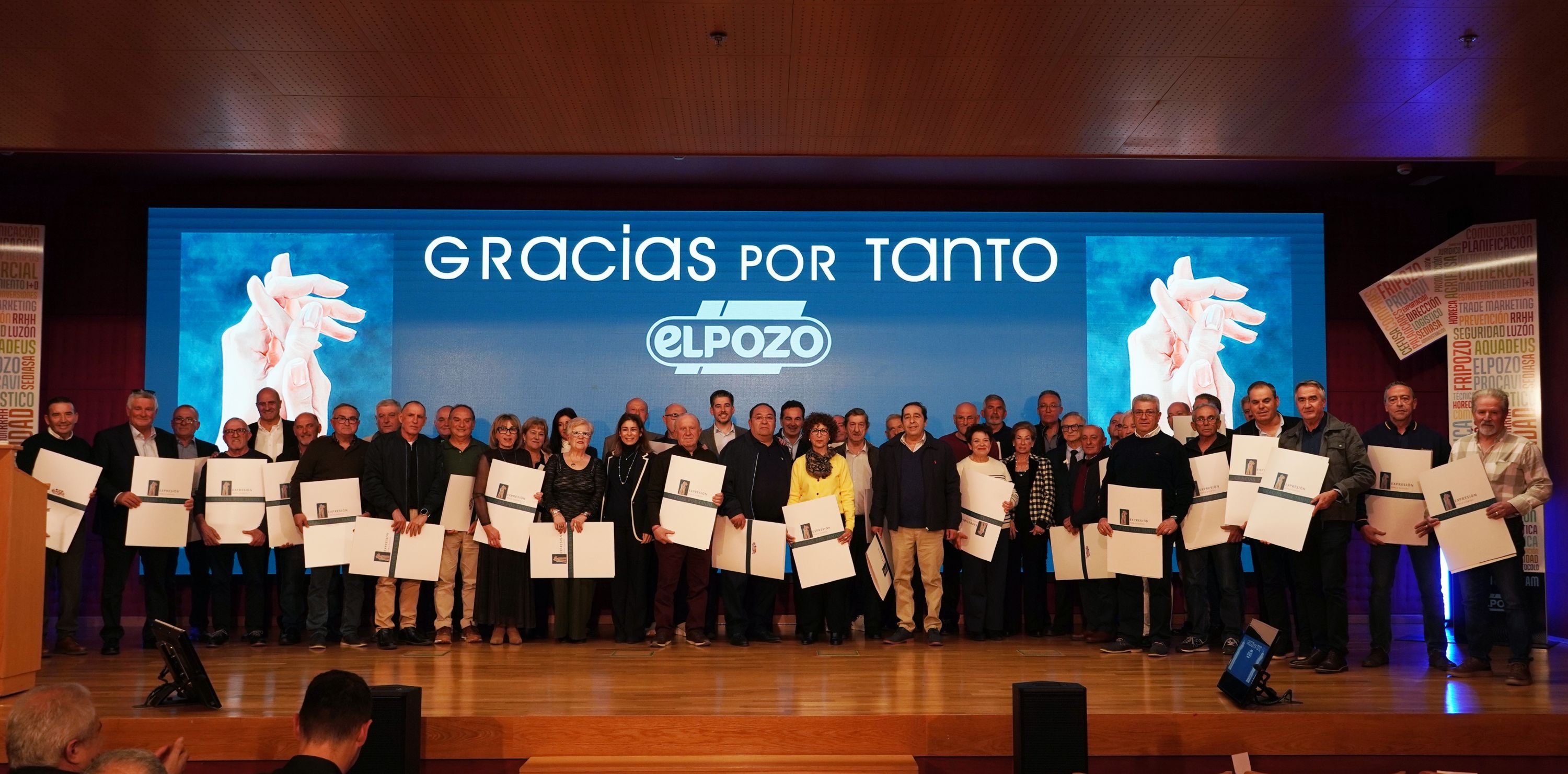 Foto Gala Gracias por tanto jubilados.JPG