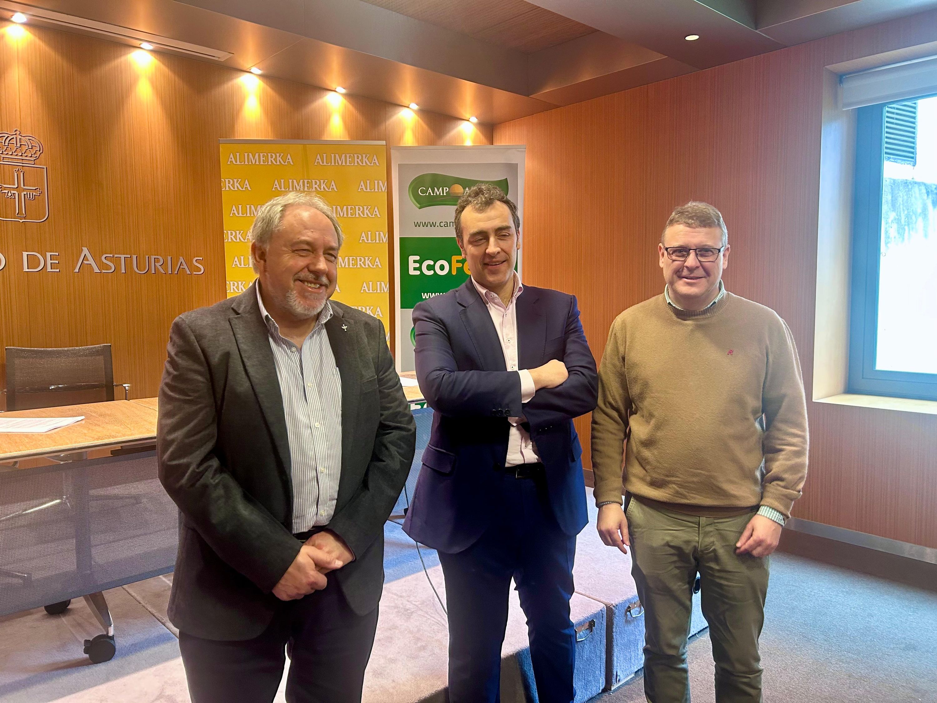 Presidente de Alimerka acompañado de representantes de Campoastur y Valcor en la firma del acuerdo.jpg