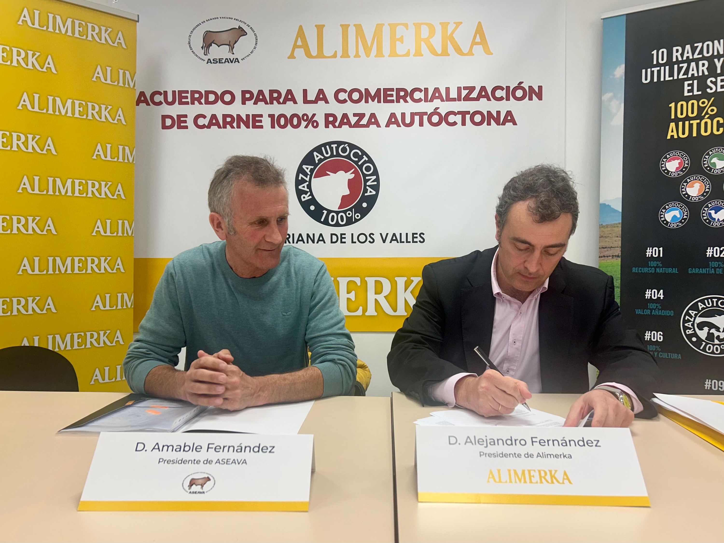 Amable Fernández y Alejandro Fernández en la firma del acuerdo.jpg