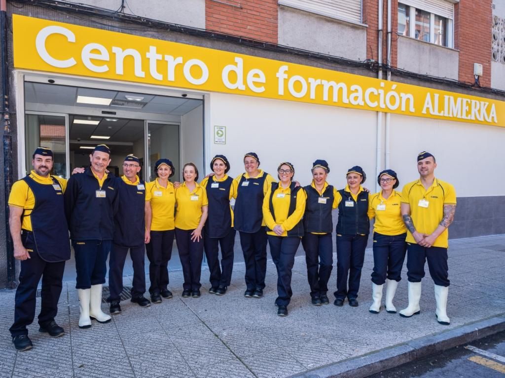Equipo de formadores del nuevo Centro de Formación de Alimerka en Oviedo.jpg