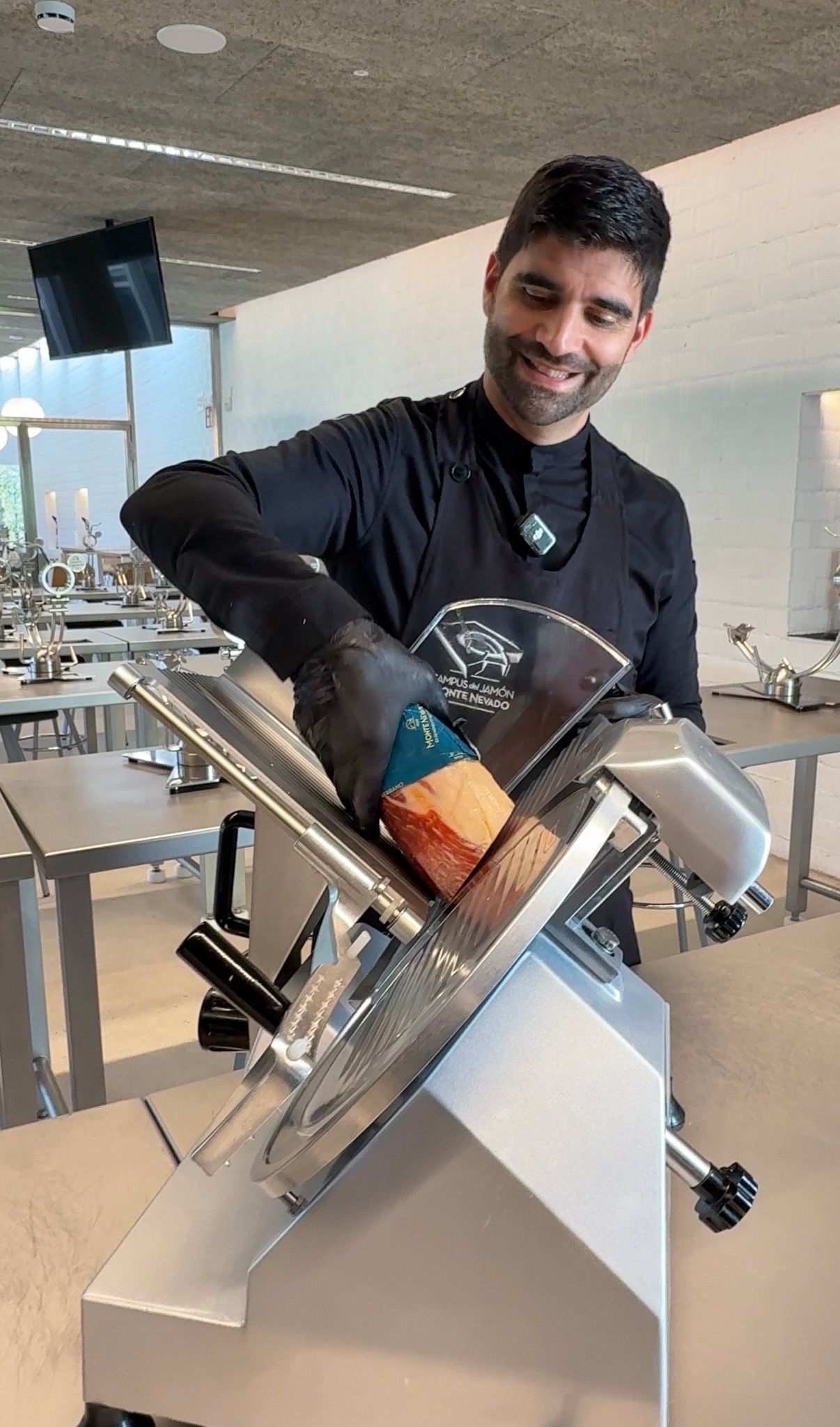 Roberto cortando a maquina.jpg