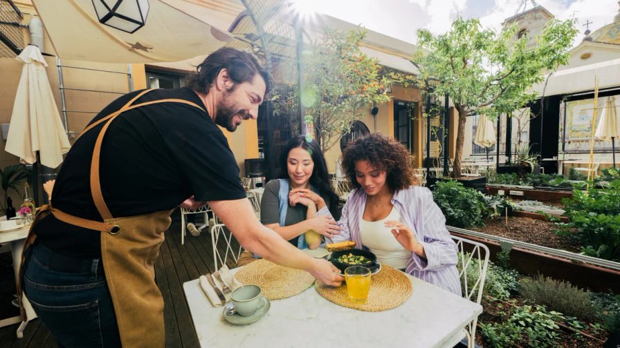 El 88% de los españoles mantendrá o aumentará su gasto en restaurantes durante las vacaciones de verano, según TheFork