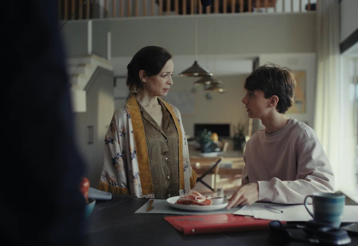 Madre e hijo casa.png